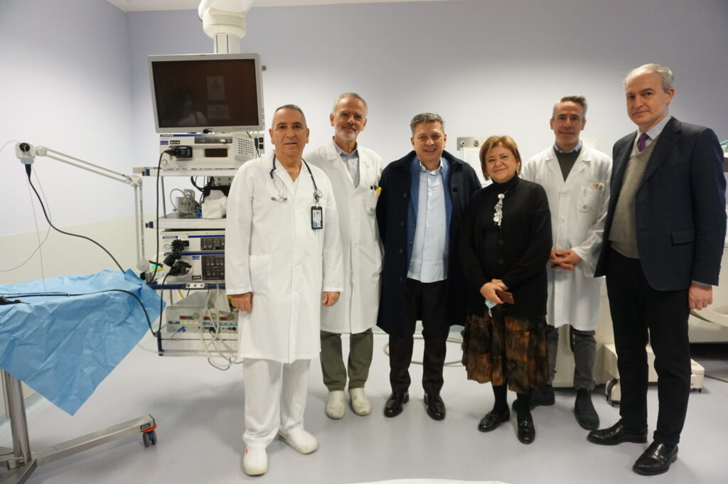 Con r EBUS da sinistra Giuseppe Ciaravino Carlo Tondini Dir Oncologia Maurizio Radici Maria Beatrice Stasi Fabiano Di Marco Dir Pneumologia Armando Santus Presidente Fondazione BPB Tumore del polmone, per la diagnosi precoce A.O.B. dona una sonda ecografica radiale evoluta al PGXXIII