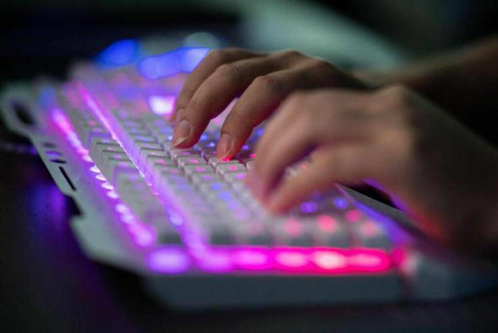 Copyright su immagine e voce per tutti lidea della Danimarca contro i deepfake IA