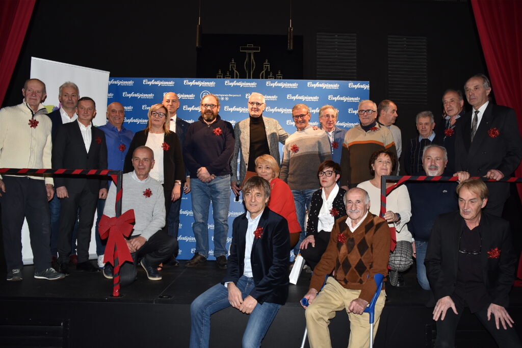 Festa Natale premiati senior DSC 0912 ok Confartigianato Bergamo premiate 23 imprese per la fedeltà associativa, 11 neoimprenditori e 16 dipendenti