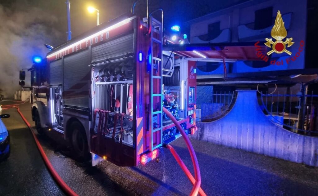 Celeri interventi dei Vigili del Fuoco e dei Volontari: incendio domato