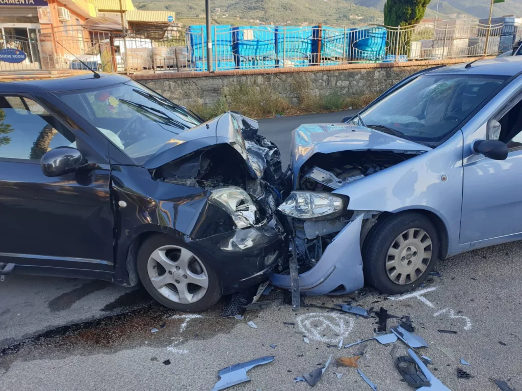 incidente frontale auto 1 incidente frontale auto 1