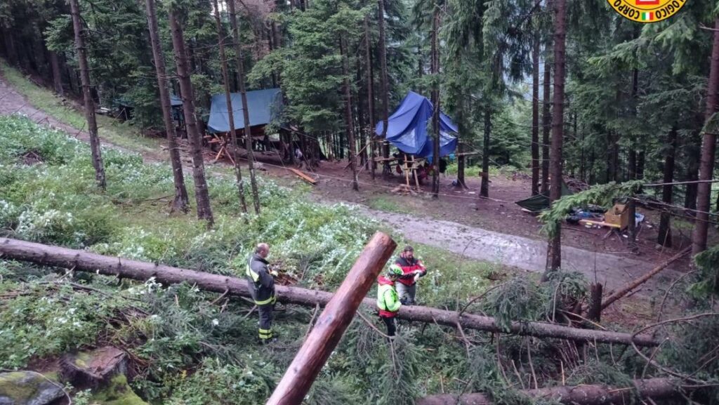 maltempo 16enne muore al campo scout travolta da albero foto soccorso alpino maltempo 16enne muore al campo scout travolta da albero foto soccorso alpino