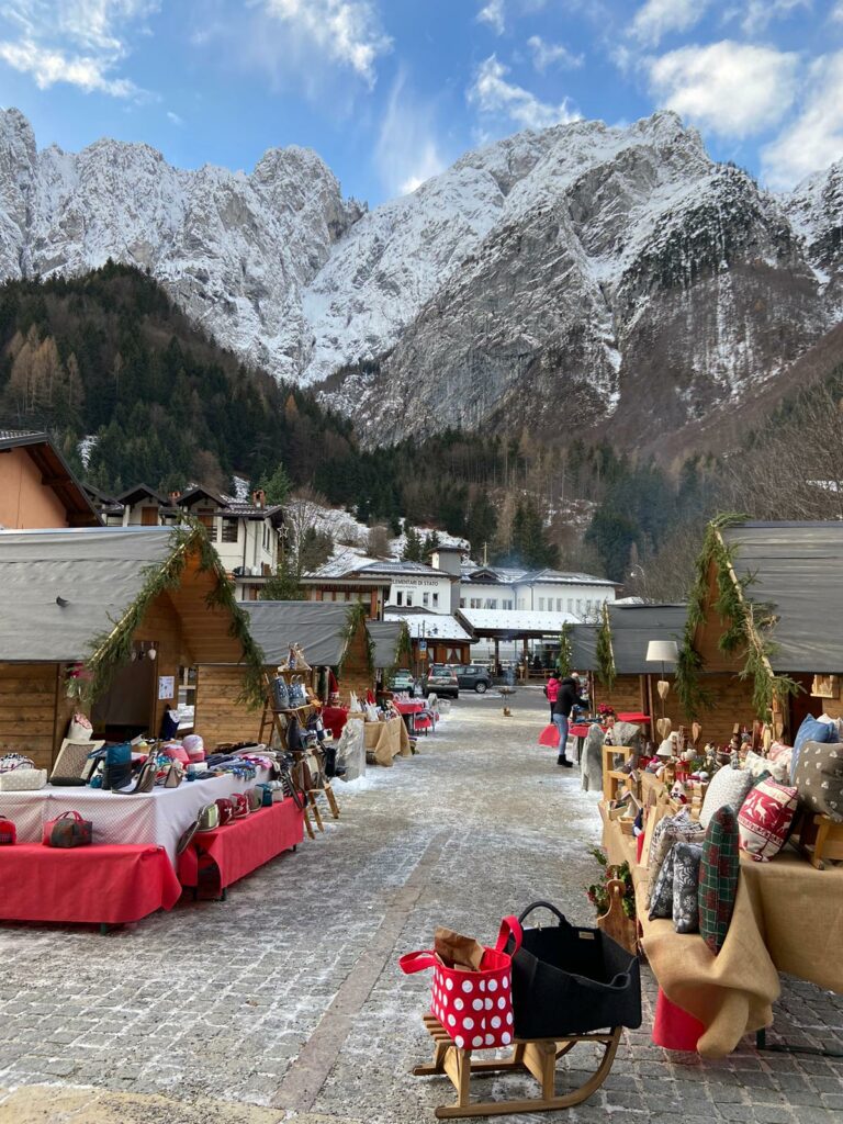villaggio natale colere I MERCATINI E BABBO NATALE NEL VILLAGGIO DELLA PRO LOCO COLERE