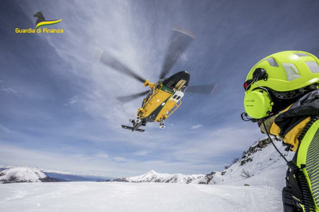 LA SEZIONE AEREA DELLA GUARDIA DI FINANZA LA SEZIONE AEREA DELLA GUARDIA DI FINANZA DI VARESE AL SERVIZIO DEL CITTADINO SULL'ARCO ALPINO