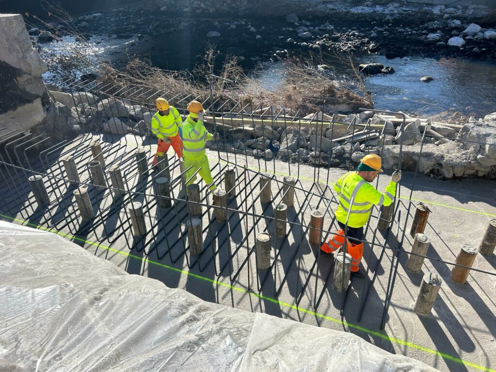 Ponte Caffaro ripresi i lavori per la realizzazione del ponte provvisorio Ponte Caffaro, ripresi i lavori per la realizzazione del ponte provvisorio