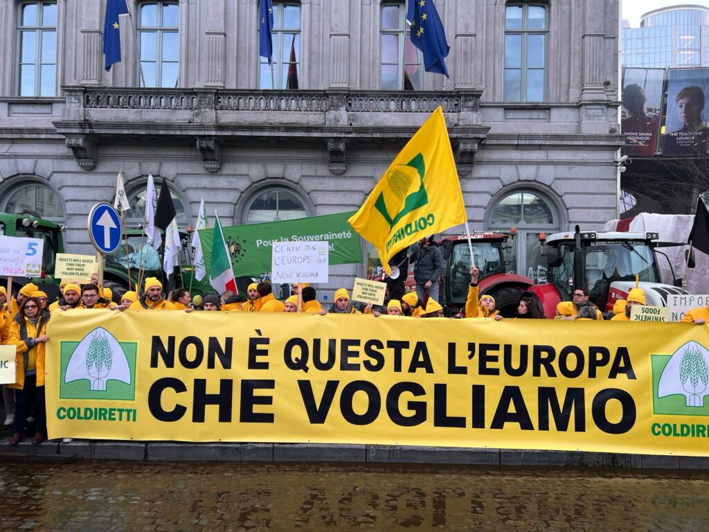 Agricoltori Coldiretti Bruxelles Ue, Coldiretti: a rischio oltre 14 mld di produzioni agroalimentari lombarde