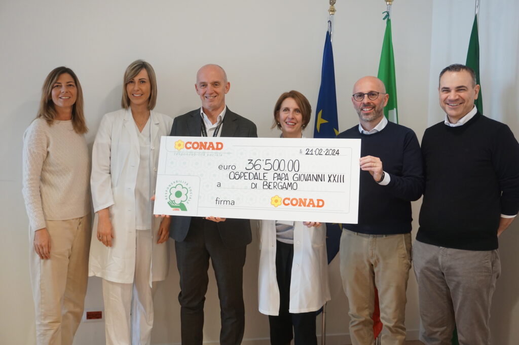 Da sinistra Corchia Caffi Moreno Spada Rotasperti Gualandris Conad Centro Nord dona 36.500 euro a sostegno del progetto Giocamico dell’Ospedale Papa Giovanni XXIII