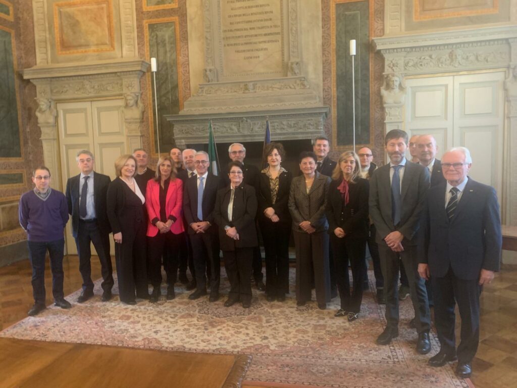 Ricevuti dal Prefetto di Bergamo i 16 neo Maestri del Lavoro Ricevuti dal Prefetto di Bergamo i 16 neo Maestri del Lavoro