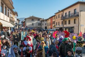 CASNIGO GIOCA D’ANTICIPO, DOMENICA 4 FEBBRAIO LA SFILATA DI CARNEVALE