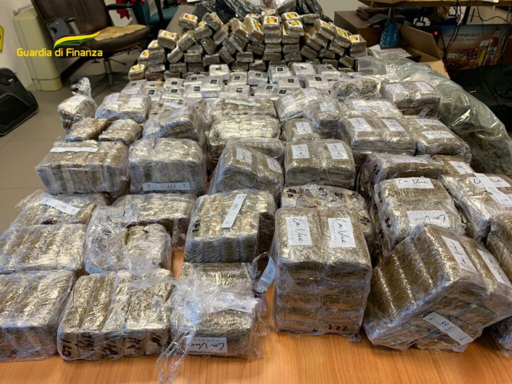 sequestro droga bergamo Smantellata rete internazionale di traffico di droga: 15 arresti tra Bergamo, Brescia e Spagna