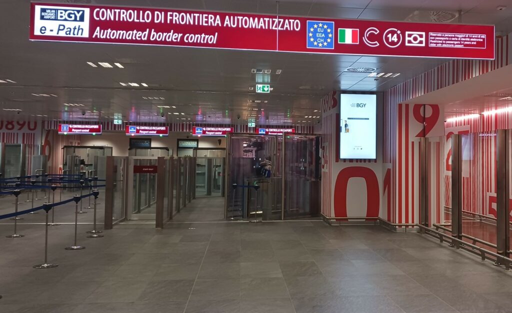 E.GATES BGY AIRPORT E-GATES BGY AIRPORT ABILITATI ALLA LETTURA DELLA CARTA D’IDENTITA’ ELETTRONICA