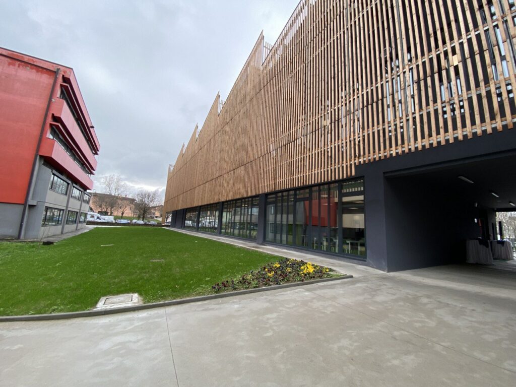 IIS Don Milani di Montichiari, inaugurato il nuovo edificio da oltre 3 milioni intitolato al “28 maggio 1974”