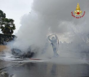 Incendio furgone, intervento dei Vigili del Fuoco