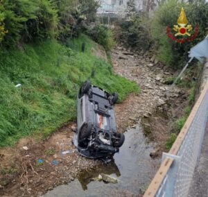 Vola con l'auto da 6 metri nella roggia