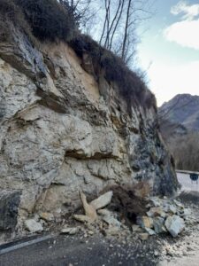 Rimozione del materiale roccioso franato sulla carreggiata