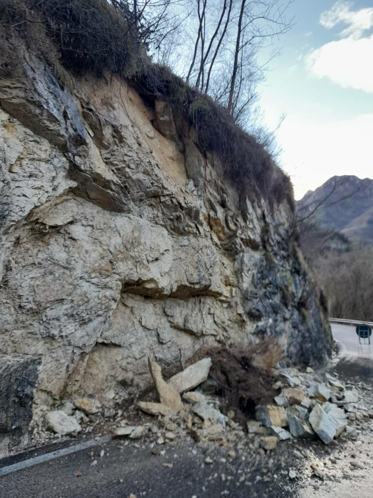 valvestino Rimozione del materiale roccioso franato sulla carreggiata