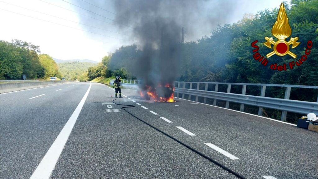 Incendio auto A26 autostrada 1 2