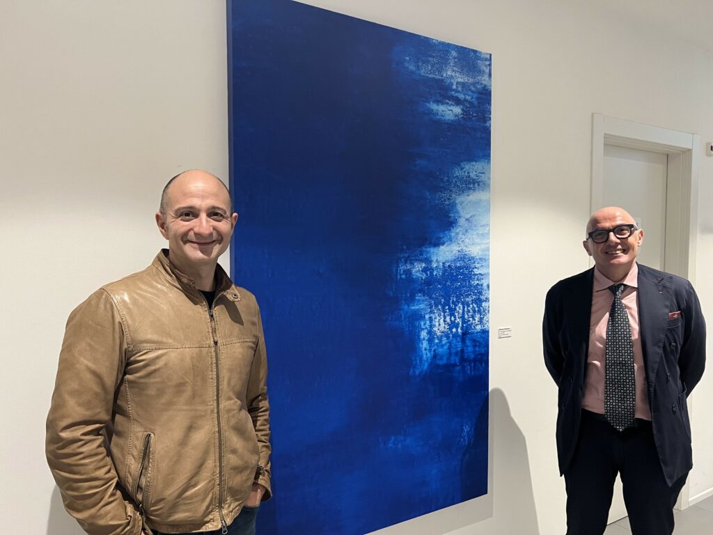 Manuel Bonfanti e Oscar Fusini con la tela In The middle of now where 2024 108x180 cm Manuel Bonfanti e Oscar Fusini con la tela In The middle of now-where, 2024, 108x180 cm,