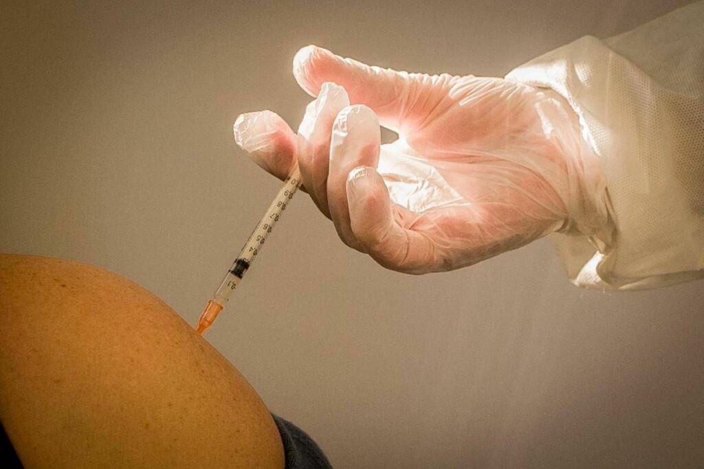 Vaccini HappyAgeing per anziani documento su sistema equo efficiente sostenibile