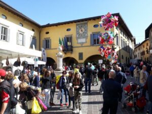 A GANDINO LA FIERA DI SAN GIUSEPPE: BANCARELLE, MAIS SPINATO E ANCHE UN CORO DAL BELGIO