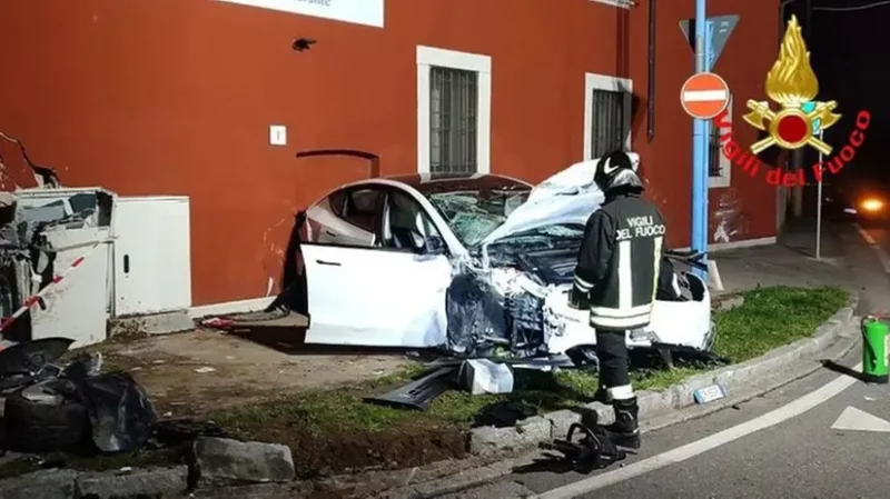 l auto elettrica dopo lo schianto scaled