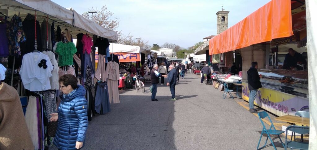 mercato verdello Ambulanti, mercato di Verdello del venerdì al debutto con nuova disposizione dei banchi