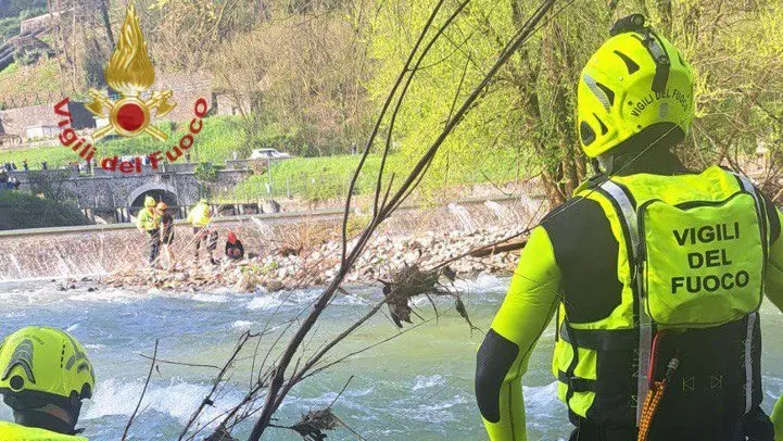 ragazze nel fiume