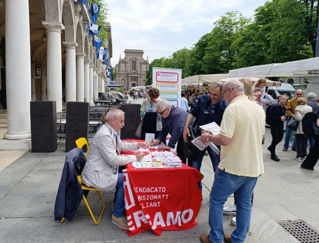 1 BanchettoMercatoSentierone Referendum CGIL, prosegue la raccolta firme (sono già 3.900). Ecco i prossimi banchetti.