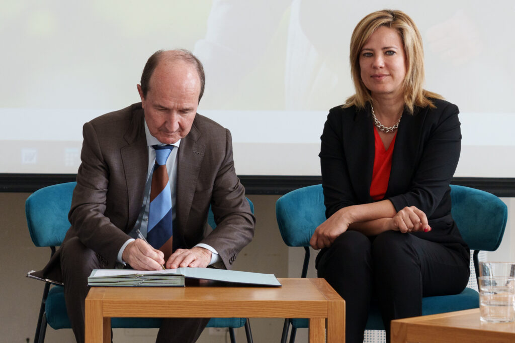Fondo Caregiver Bergamo firma Caregiver Day 2024/In Fondazione della Comunità Bergamasca nasce il 'Fondo Caregiver Bergamo'