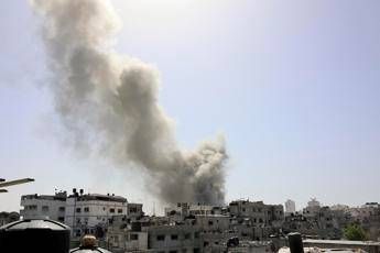 Raid israeliani su Striscia 33 morti. Trovato corpo Mohammed Sinwar a Gaza