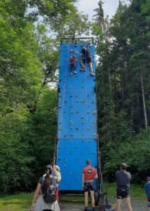 Un'avventura per grandi e piccini in Val Brunone, tra slackline e arrampicata