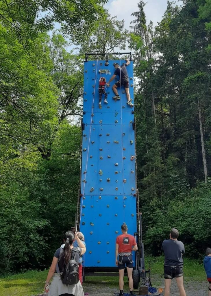 Un'avventura per grandi e piccini in Val Brunone, tra slackline e arrampicata