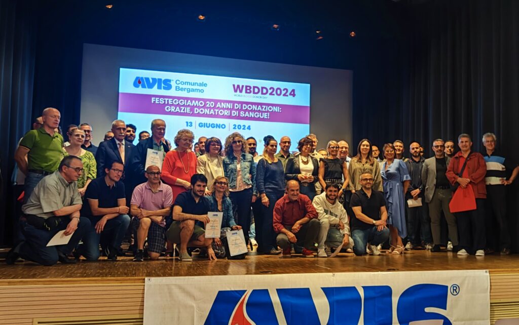 01. Gruppo donatori Avis Com Bg premiati con le benemerenze associative 3 WBDD, 14 giugno | L'impegno e la generosità di 81 donatori premiati da Avis Comunale Bergamo