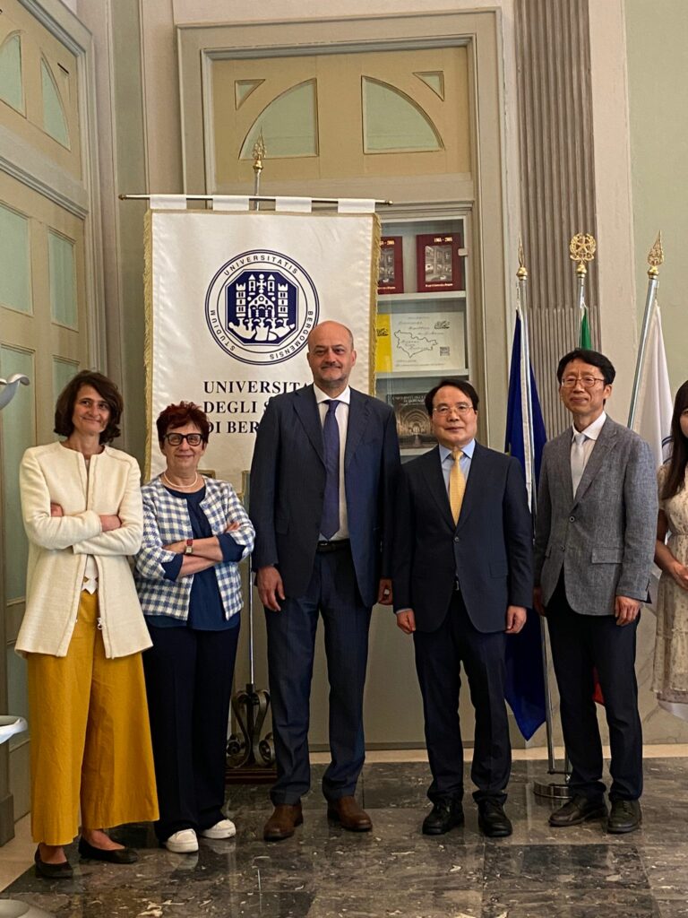 03. sx dx Maria Sole Brioschi Flaminia Nicora Sergio Cavalieri Jong Tae Park Byoung Jo Choi Ponte Bergamo-Corea del Sud per gli scambi tra studenti: nuovo accordo tra UniBg e INU