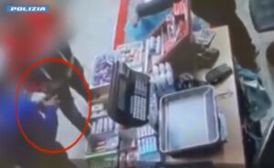 Rapina donna minacciandola con una pistola: la Polizia di Stato arresta 25enne