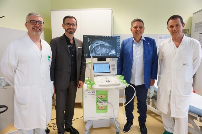 Da sx Marco Roscigno Francesco Locati Maurizio Radici Luigi Da Pozzo con lecografo donato da AOB scaled Tumore della prostata, A.O.B. dona un ecografo di ultima generazione al Papa Giovanni XXIII