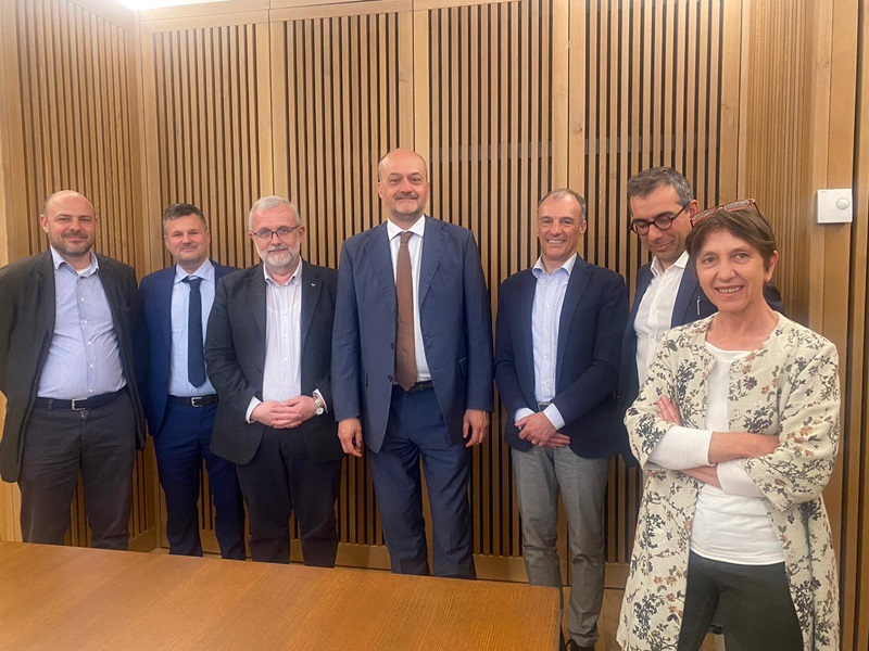 Presidente della Provincia Davide Menegola il 3° da sinistra Sindaco di Chiuro Tiziano Maffezzini a sinistra del Rettore dott.ssa Gloria Busi servizio turismo e cultura della Provincia di Sondrio Università di Bergamo e Provincia di Sondrio insieme per nuovi progetti di alta formazione dedicati alla montagna