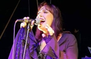 CAZZANO IN FESTA, C’E’ ANCHE VIOLA VALENTINO