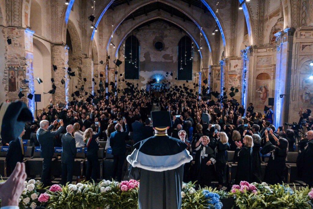 graduation day universita bergamo laurea Graduation Day | Il Rettore Sergio Cavalieri ai neolaureati magistrali in Aula Magna: "Siate coraggiosi. Il futuro è nelle vostre mani"