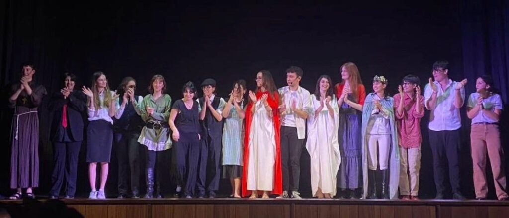 la compagnia fra gli applausi 1 Liceo Falcone di Bergamo, successo per la messa in scena di Romeo e Giulietta