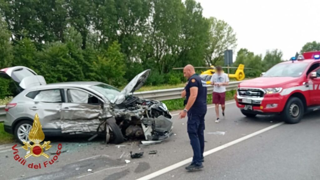 Scontro tra macchina e furgone, due bambine ferite