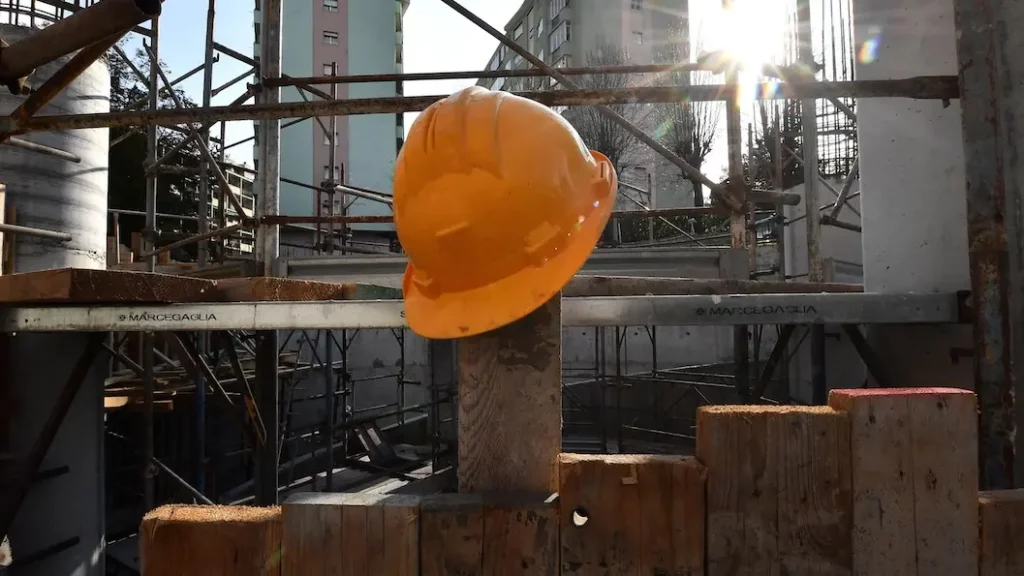copia di operai edili al lavoro in cantiere