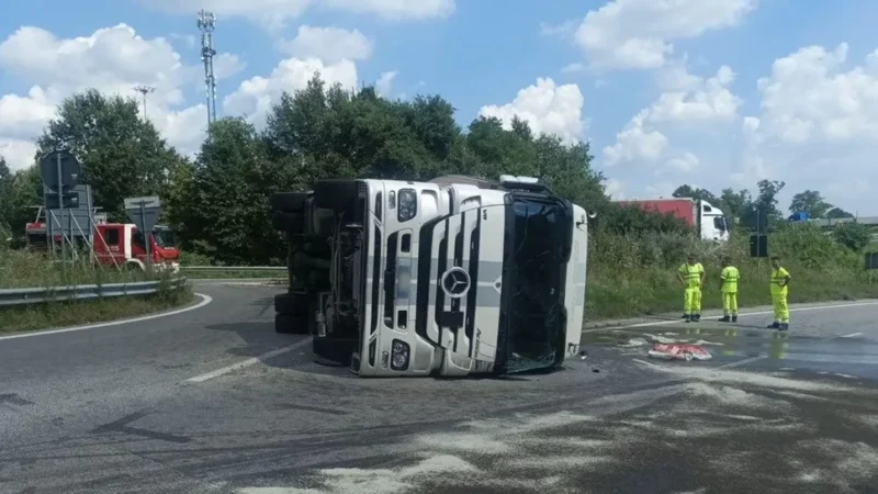 seriate camion si ribalta sullo svincolo dellasse traffico i oJomd9F v3 large libera scaled seriate camion si ribalta sullo svincolo dellasse traffico i oJomd9F v3 large libera scaled