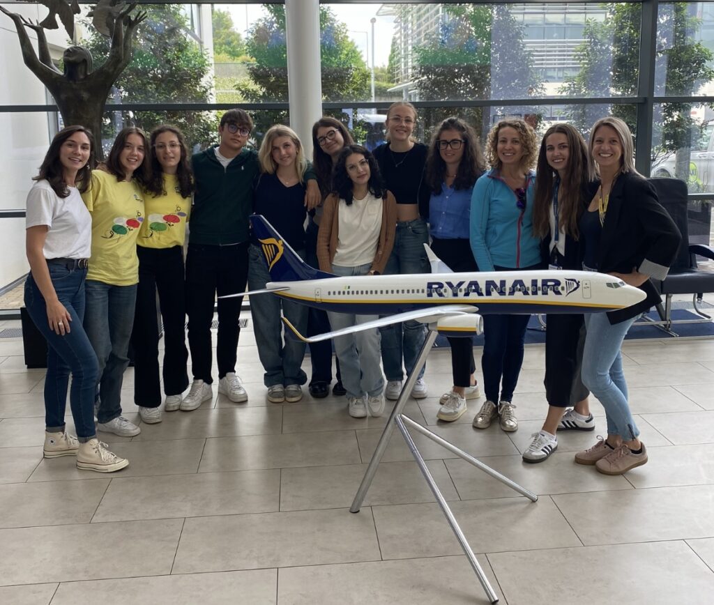Gruppo studenti SACBO Intercultura alla Ryanair a Dublino IL GRUPPO DELLE BORSE DI STUDIO SACBO-INTERCULTURA IN VISITA AL QUARTIER GENERALE RYANAIR A DUBLINO