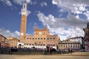 Palio di Siena 2025 Valdimontone trionfa oggi 16 agosto Palio di Siena 2025 Valdimontone trionfa oggi 16 agosto
