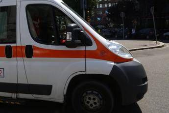 Roma si sporge per salutare sorellina bimbo precipita da finestra e grave Roma si sporge per salutare sorellina bimbo precipita da finestra e grave