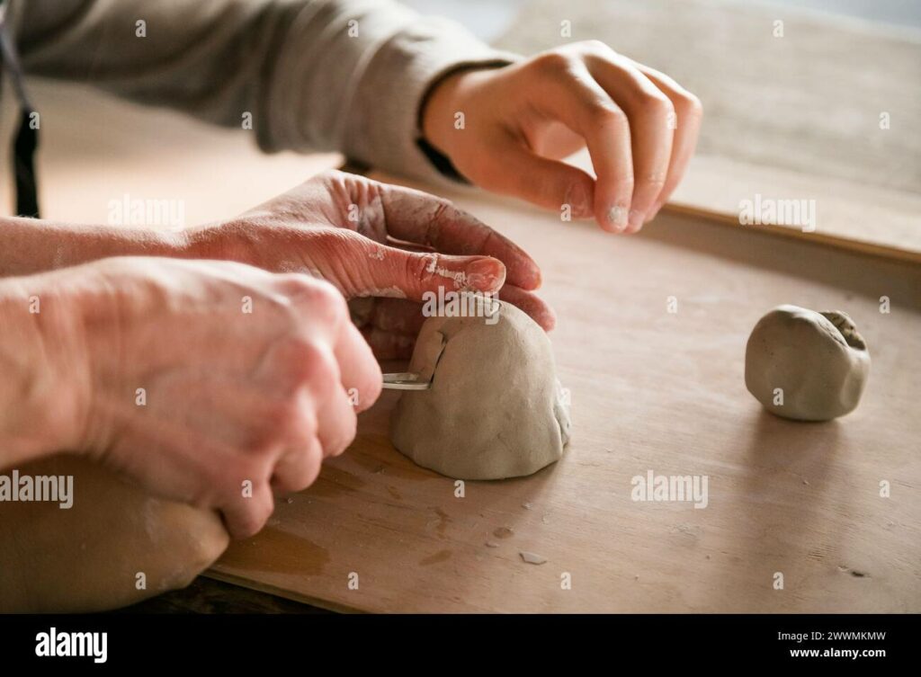 mani per bambini che creano ceramiche fatte a mano in primo piano in argilla 2wwmkmw mani per bambini che creano ceramiche fatte a mano in primo piano in argilla 2wwmkmw