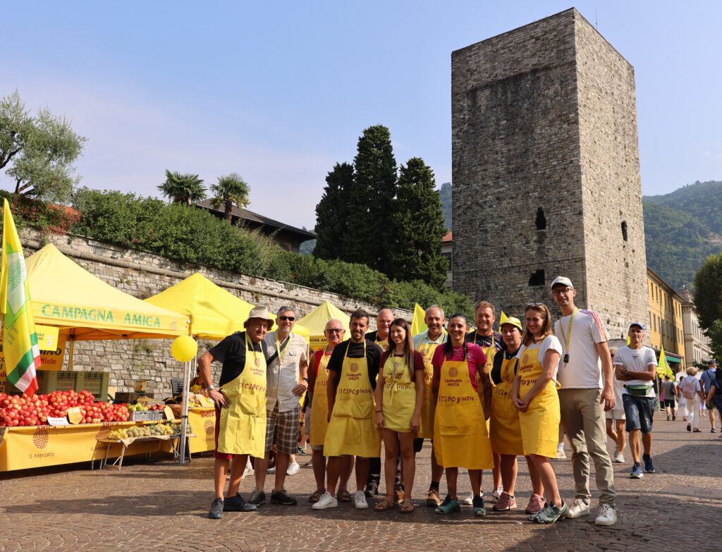 Alcuni dei produttori oggi con il direttore Mazzucotelli Coldiretti Como Lecco, grande Domenica in Giallo