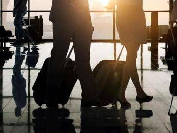 Lasciano il figlio di 10 anni in aeroporto Noi partiamo Lasciano il figlio di 10 anni in aeroporto Noi partiamo