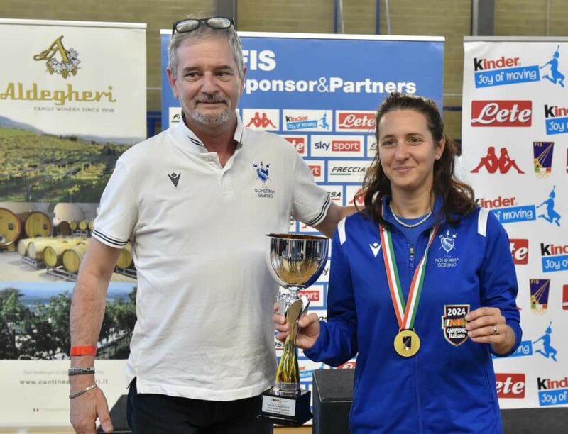 Ugo Galli con Paola Quadri vincitrice del camp italiano master di fioretto femminile categoria 1 scaled Ugo Galli con Paola Quadri vincitrice del camp italiano master di fioretto femminile categoria 1 scaled
